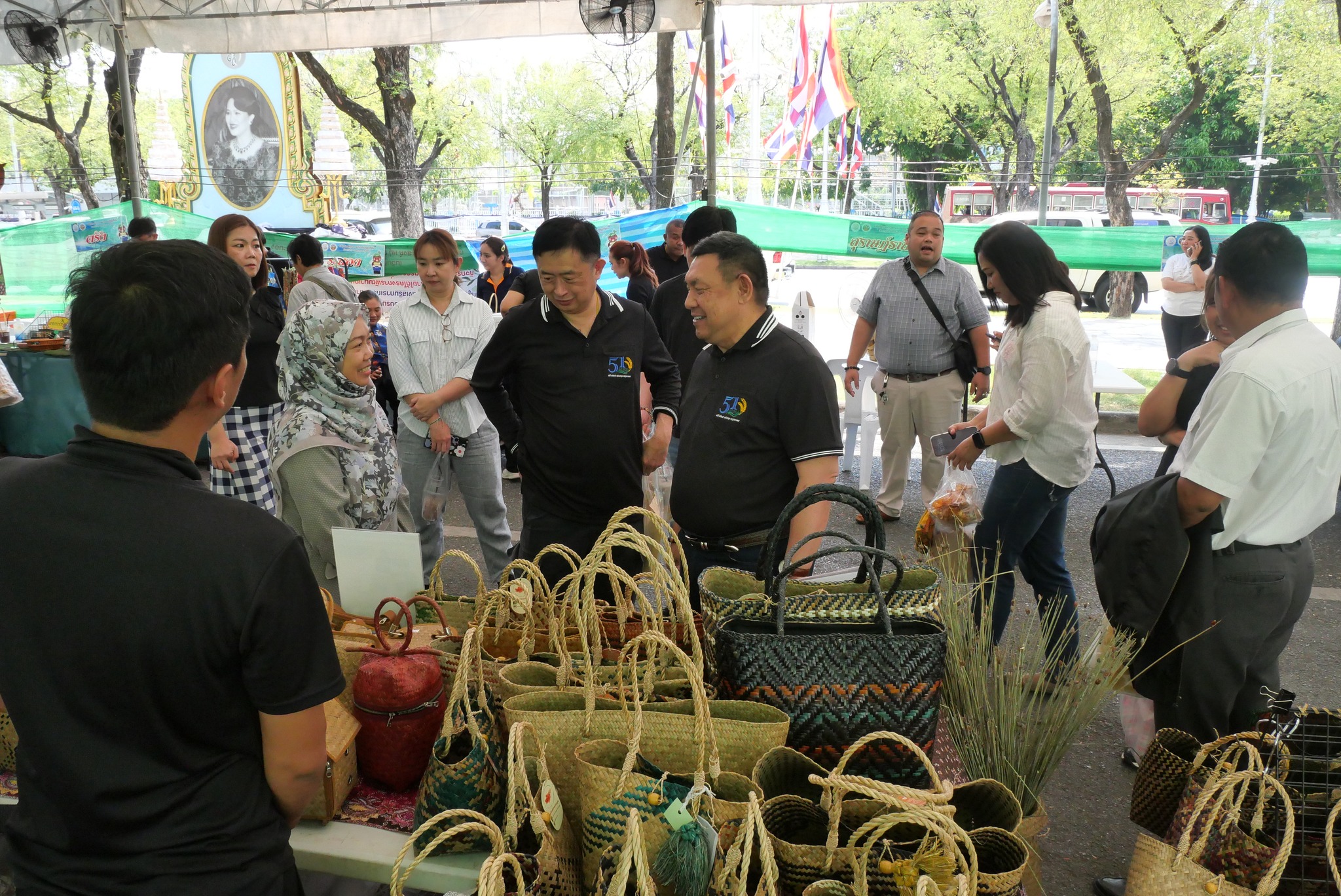 title - เลขาธิการ ส.ป.ก. เยี่ยมทักทายเกษตรกรและซื้อสินค้าในบรรยากาศวันสุดท้ายของการออกร้านขายสินค้า จากเขตปฏิรูปที่ดิน ส่งท้ายงานครบรอบ 51 ปี ส.ป.ก.